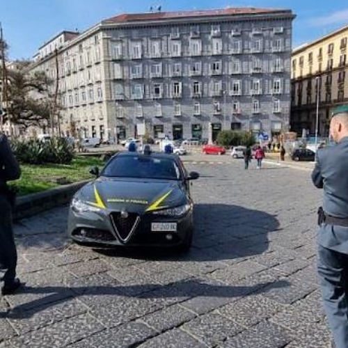 Bimbi spaesati e spaventati tra le auto nel centro di Napoli, soccorsi dai baschi verdi 