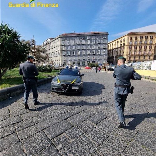 Bimbi spaesati e spaventati tra le auto nel centro di Napoli, soccorsi dai baschi verdi 