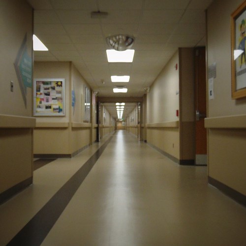 Corridoio ospedale <br />&copy; HoBoTrails12AM su Pixabay