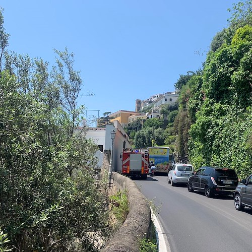 Bus incastrati tra Minori e Castiglione, automobilisti bloccati per 2 ore sulla Statale "Amalfitana" / FOTO-VIDEO