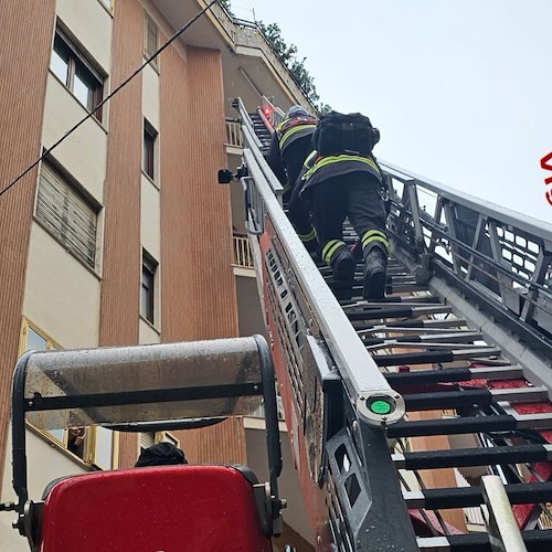 Cade in casa e non riesce ad aprire la porta, anziano salvato dai Vigili del Fuoco a Salerno