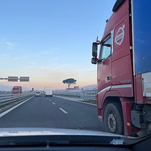 Camionista accosta per un malore e muore poco dopo sull'Autostrada A2