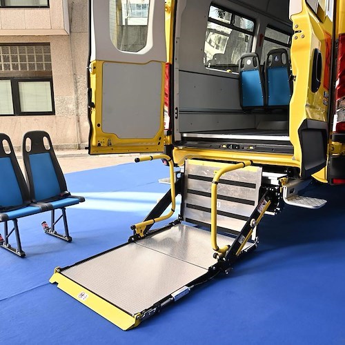 Campania, presentato il primo dei nuovi scuolabus elettrici destinati a 139 piccoli Comuni