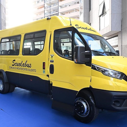 Campania, presentato il primo dei nuovi scuolabus elettrici destinati a 139 piccoli Comuni