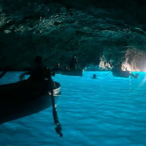 Capri, influencer fa bagno nella Grotta Azzurra nonostante il divieto: è polemica