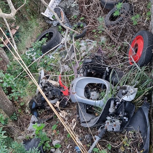 Carcasse di motoveicoli abbandonate in un fondo agricolo, sequestro e denuncia a Praiano