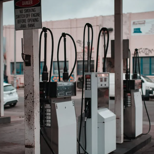 Frode fiscale e riciclaggio a Castel Volturno: immettevano prodotti petroliferi nel mercato “nero” e reinvestivano i proventi illeciti<br />&copy; Foto da Pexels
