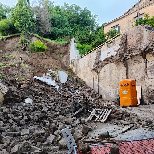 Castellammare di Stabia, crolla muro di un palazzo disabitato: evacuate dieci famiglie