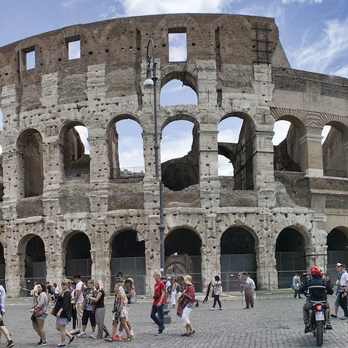 Colosseo, turista incide dedica alla fidanzata con le chiavi. Gualtieri: "Gesto incivile ed insensato"