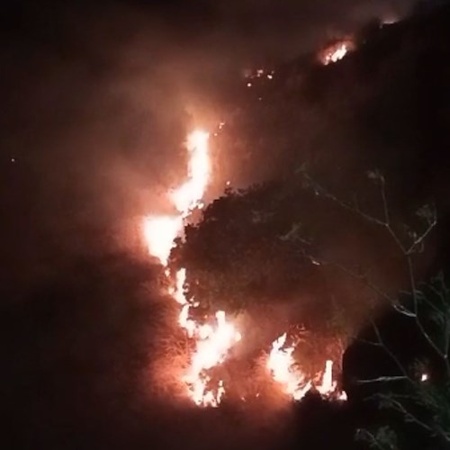 Conca dei Marini, incendio nella notte. Chiusa la Statale Amalfitana