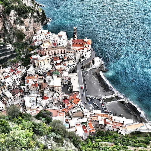 Dal cielo alla terra, la magia di Atrani con l'arcobaleno rosso al tramonto