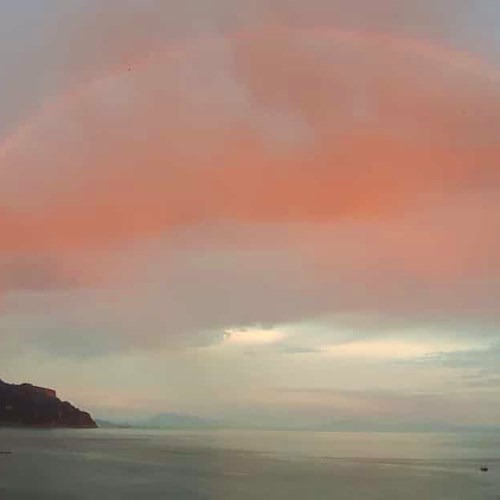 Dal cielo alla terra, la magia di Atrani con l'arcobaleno rosso al tramonto