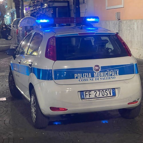 Donna aggredita sul lungomare di Salerno, uomo ferisce gli agenti di Polizia municipale al fine di non farsi generalizzare