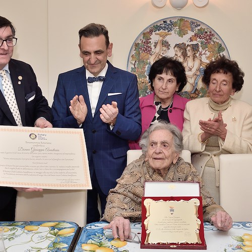 Donna Giuseppa Anastasio compie 100 anni e riceve la Benemerenza Rotariana: festa a Conca dei Marini <br />&copy; Pino Falcone - CVC Conca