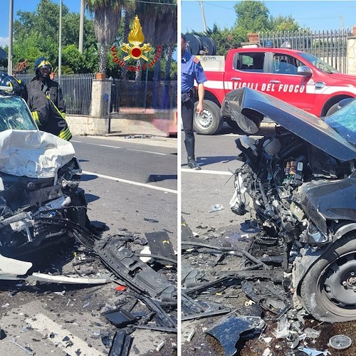 Eboli, scontro frontale tra due auto<br />&copy; Vigili del fuoco