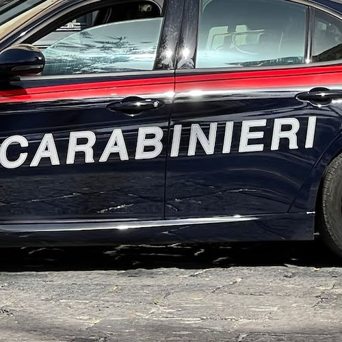 Esce nonostante i domiciliari, poi aggredisce i Carabinieri con una barra in ferro: uomo arrestato a Salerno