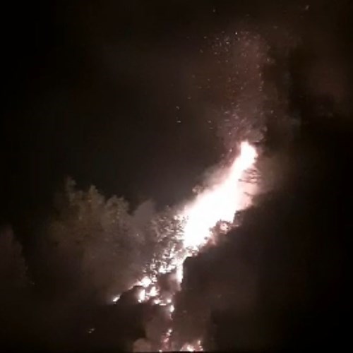 Fiamme al Valico di Chiunzi: Vigili del Fuoco e Protezione Civile in azione