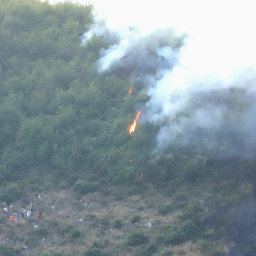 Incendio a Tramonti, nella frazione di Paterno Sant'Arcangelo, in Costiera Amalfitana