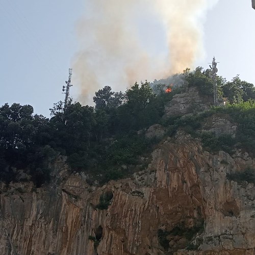 Fiamme nella vegetazione di Amalfi: Vigili del Fuoco al lavoro per estinguere due fronti di fuoco \FOTO