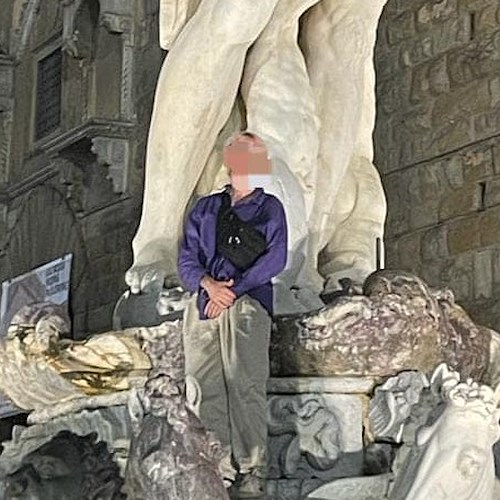 Turista sulla fontana del Nettuno<br />&copy; Dario Nardella
