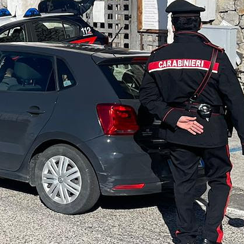 Gli sequestrano l’auto a Caserta, 50enne va in escandescenza e colpisce con calci e pugni i militari