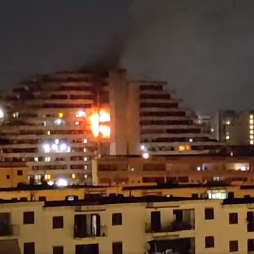 Incendio alla Vela Rossa di Scampia<br />&copy; Foto tratta da video caricato da Francesco Emilio Borrelli