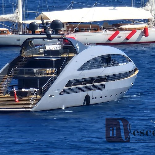 In Costa d'Amalfi arriva "Ocean Pearl", il superyacht a forma di "squalo" /FOTO