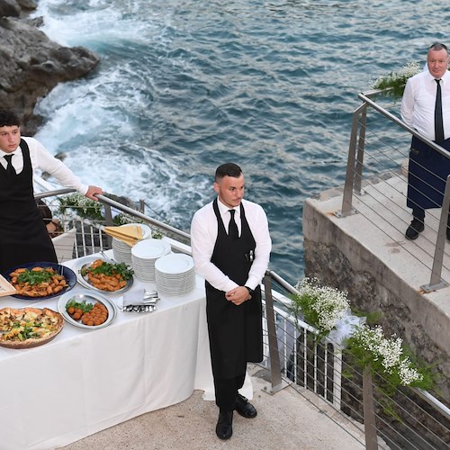 In Costa d'Amalfi le nozze da favola dell'attore Fabio Fulco e di Veronica Papa, gran finale con torta nuziale di Sal De Riso 