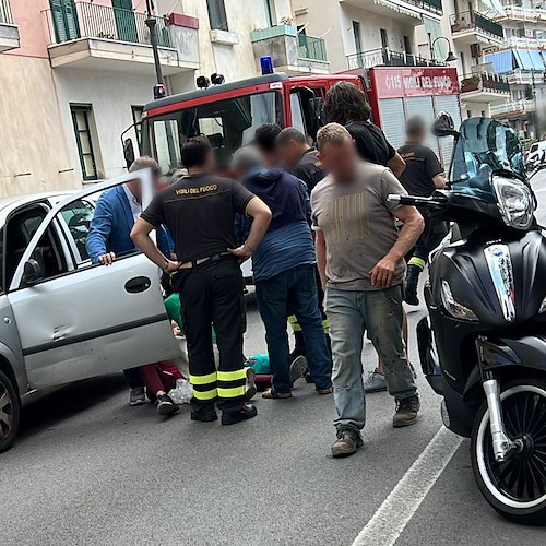 Incidente a Maiori: auto frena bruscamente, scooter finisce sull'asfalto /FOTO