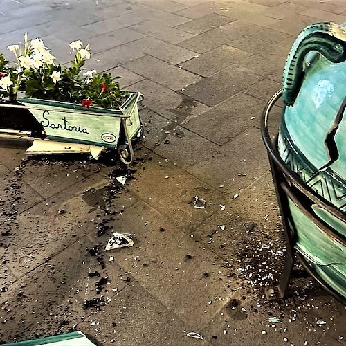 Incidente a Positano, auto danneggia vasi e fioriere nella notte