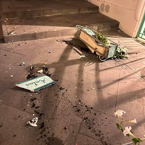 Incidente a Positano, auto danneggia vasi e fioriere nella notte