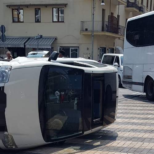 Incidente a Sorrento: auto si ribalta nel centro cittadino 