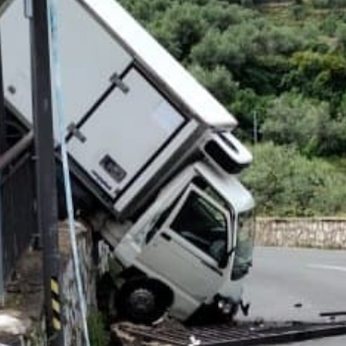 Incidente a Sorrento, furgone distrugge balaustra in ferro e finisce sulla strada sottostante
