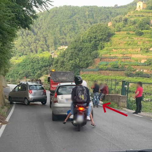 Incidente a Tramonti sulla SP2, coinvolti scooter e automobile /FOTO