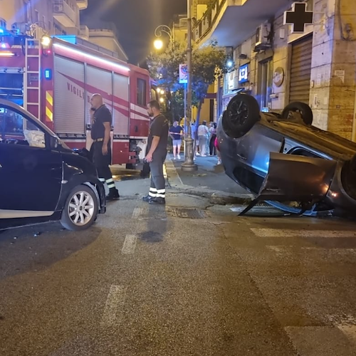 Incidente stradale in pieno centro a Salerno: auto si ribalta, feriti trasportati al "Ruggi"