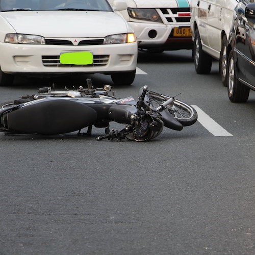 Incidente sul raccordo Salerno-Avellino, giovane motociclista finisce in coma 
