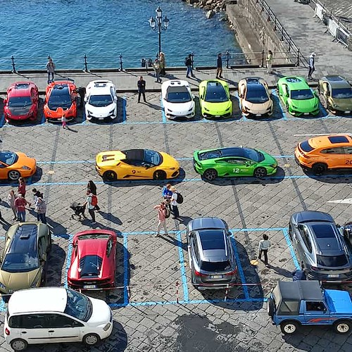 Lamborghini parcheggiate in piazza ad Amalfi<br />&copy; Alfonso Pagliocca