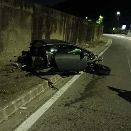 Lamborghini si schianta contro un muro a Bagnoli<br />&copy; Francesco Emilio Borrelli