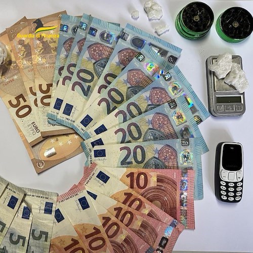 Lancia crack e cocaina dal balcone, arrestato noto pusher di Nocera Superiore<br />&copy; Guardia di Finanza