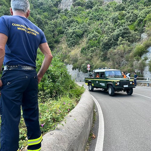 Maiori, fiamme in località Capo d’Orso. Vigili del Fuoco in azione [FOTO e VIDEO]