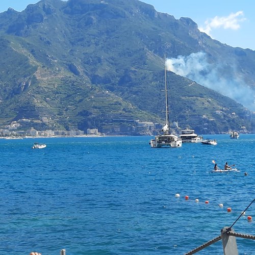 Maiori, incendio in località Scalese: dirottato canadair impegnato sul fronte del fuoco di Amalfi /FOTO e VIDEO