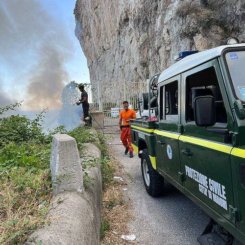 Maiori, incendio nei pressi della galleria di Capo d'Orso / FOTO 