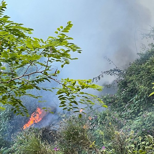 Maiori, incendio nei pressi della galleria di Capo d'Orso / FOTO 