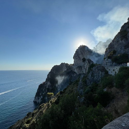 Maiori, incendio nei pressi della galleria di Capo d'Orso / FOTO 