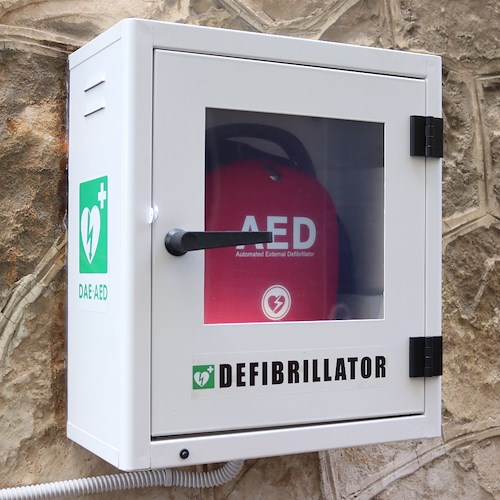 Il defibrillatore installato davanti alla Farmacia Barela<br />&copy; Gabriele Abbate