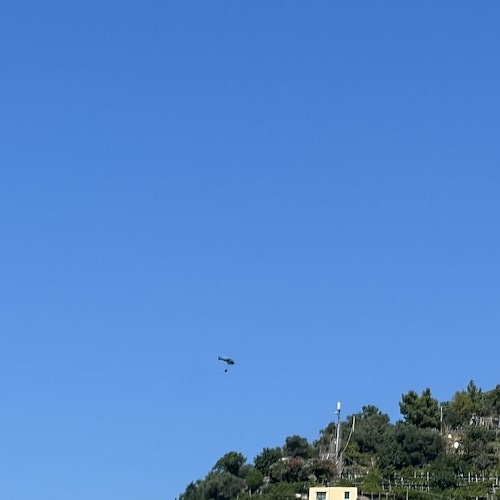 Elicottero con benna<br />&copy; Mariarosaria Pisacane