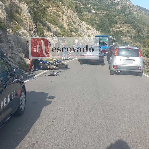 Maiori, scontro tra auto e motocicletta a Capo d’Orso. Centauro in ospedale