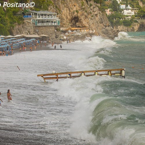 Mare agitato a Positano, disagi per l'attracco delle barche e danni al pontile