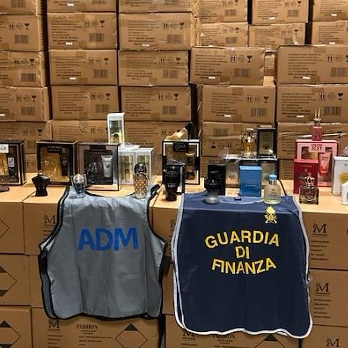 Maxi sequestro di profumi contraffatti a Salerno: bloccati prima che potessero essere immessi nel mercato<br />&copy; Guardia di Finanza / ADM