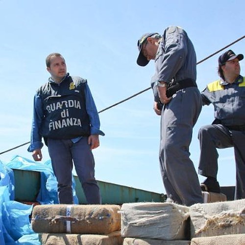 Maxi sequestro nelle acque trapanesi: oltre 670 kg di hashish recuperati da Guardia di Finanza e Polizia di Stato